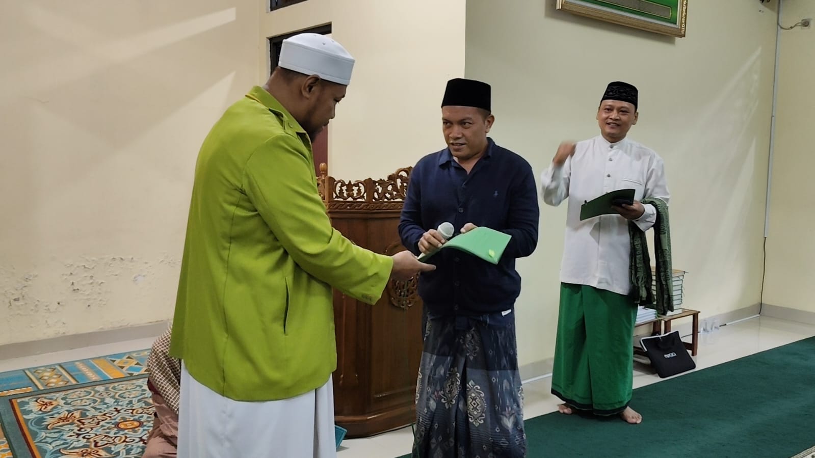 Penyerahan SK DKM Baitul Makmur